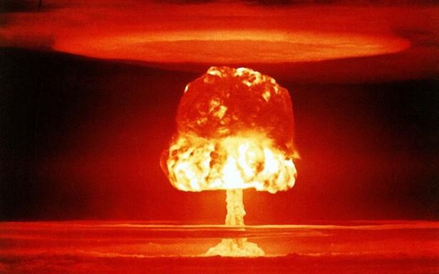 grzyb z ognia i pyłu tworzący się w wyniku wybuchu bomby atomowej