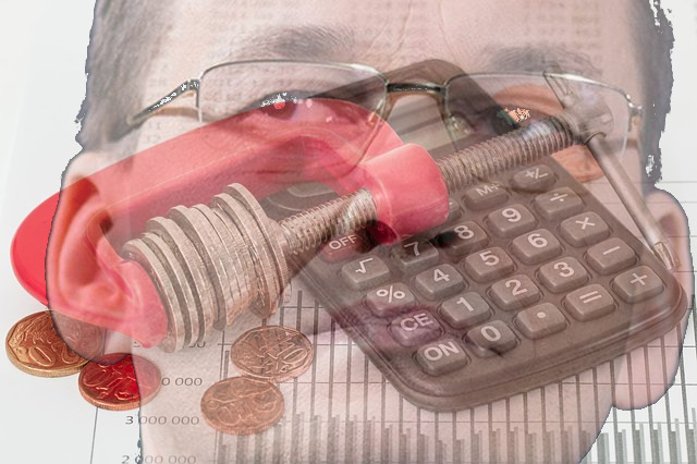 twarz premiera Morawieckiego na tle kalkulatora i pieniędzy