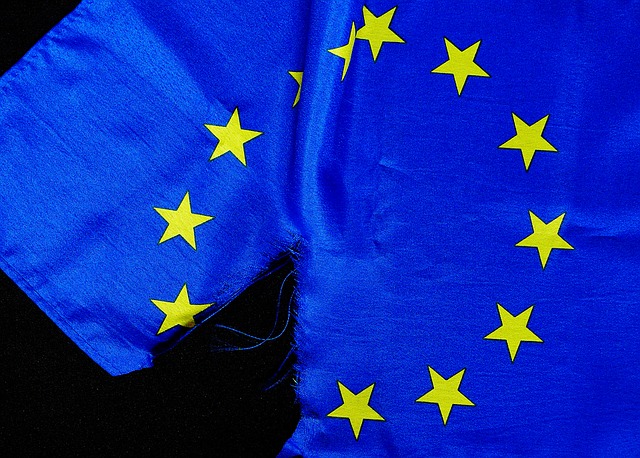 rozdarta flaga Unii Europejskiej