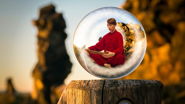 Szklana kula w której widać siedzącego po turecku buddyjskiego mnicha